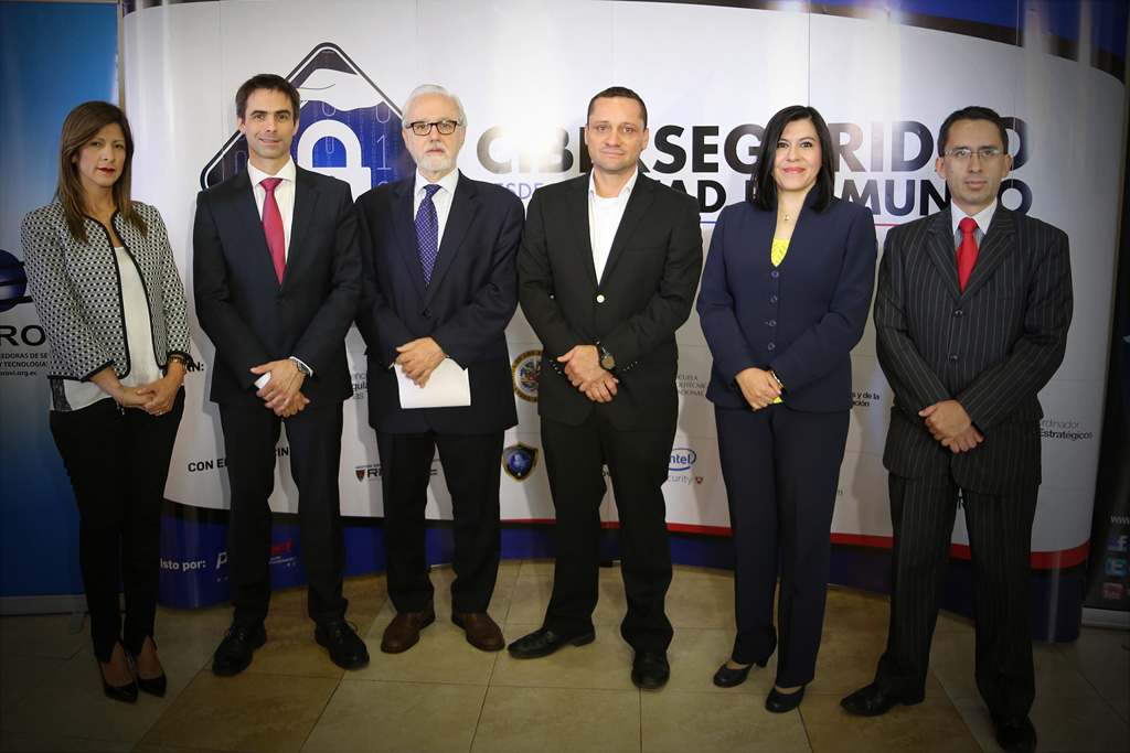 Inauguración del evento "Ciberseguridad desde la Mitad del Mundo" con la presencia del Ministro de Telecomunicaciones , Augusto Espín y el Representante de la OEA, Diego Abente Brun.(27 de junio de 2016)